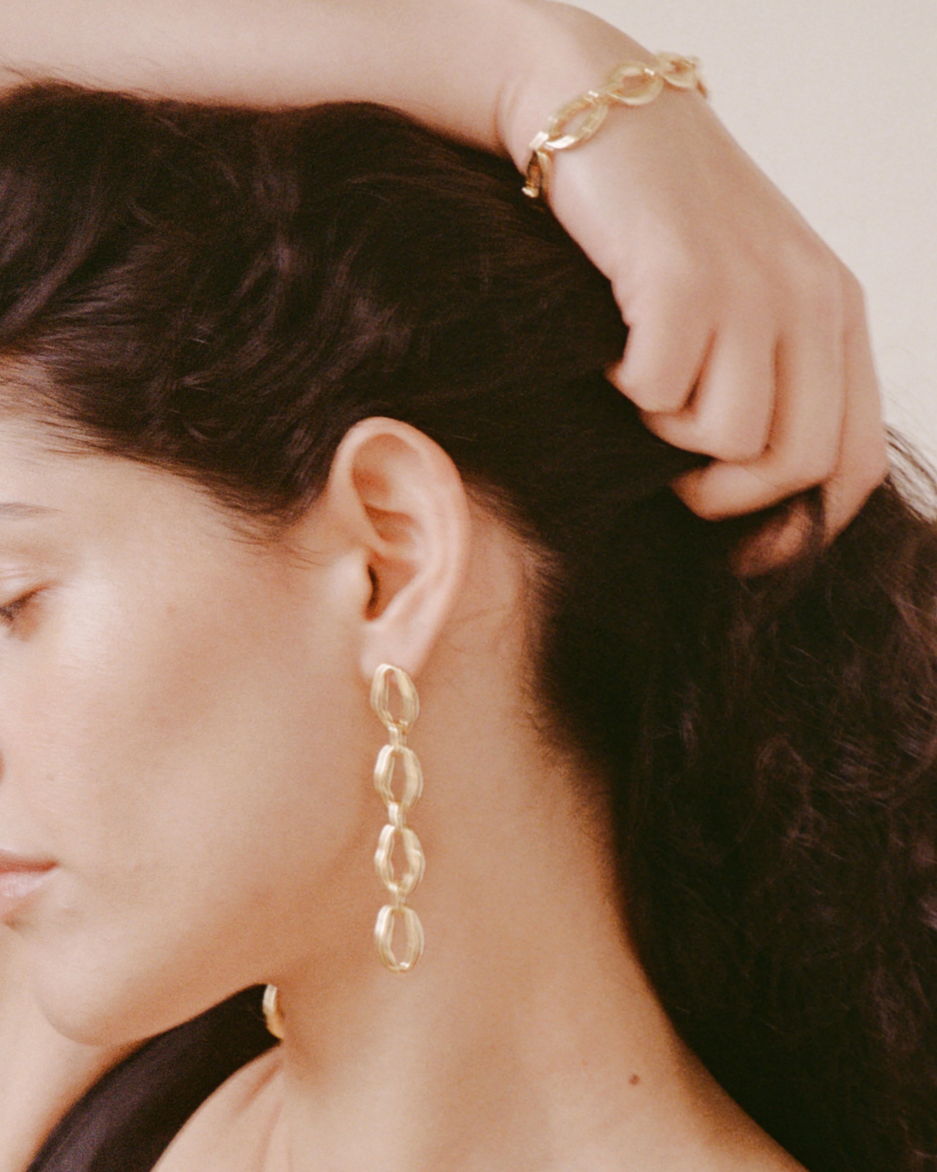 Munch x Rejina Pyo Molten Chain Earrings Gold Plated - Image 3